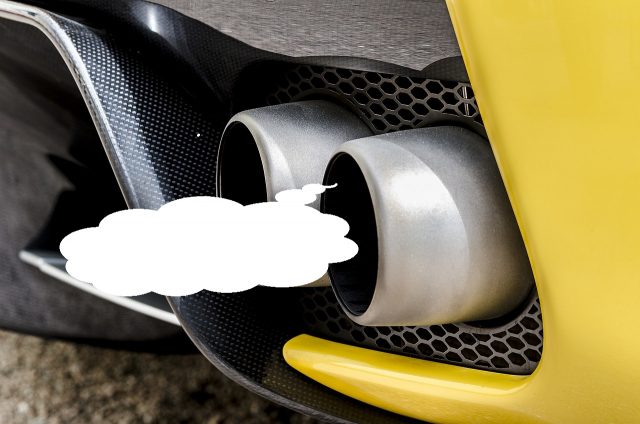 車のマフラーから白煙が出る原因は 臭いがある場合の対処法