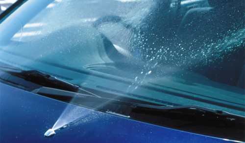 車のウォッシャー液は水で代用できる 凍る心配は無いの