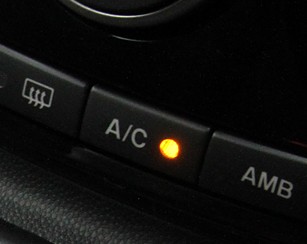 車のa Cランプが点滅 スイッチの使い方や意味とは