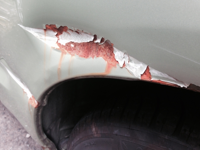 車の擦り傷を放置 サビが出ると修理代が高くなるって本当