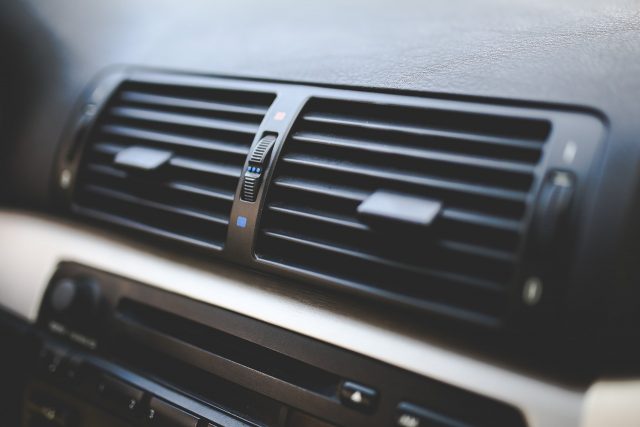 車のヒーターが効かない原因は 修理費用 応急処置法を解説